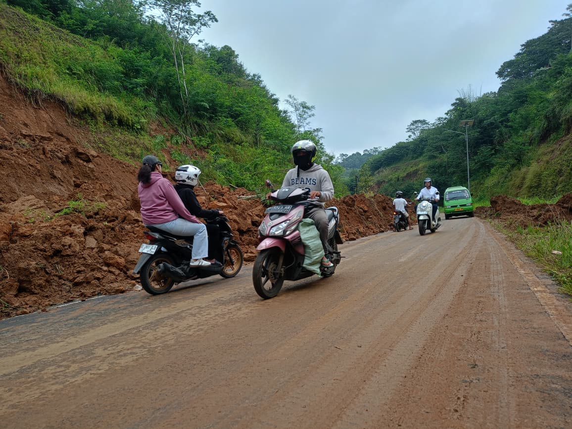 Longsor Tutup Jalan Cisinga