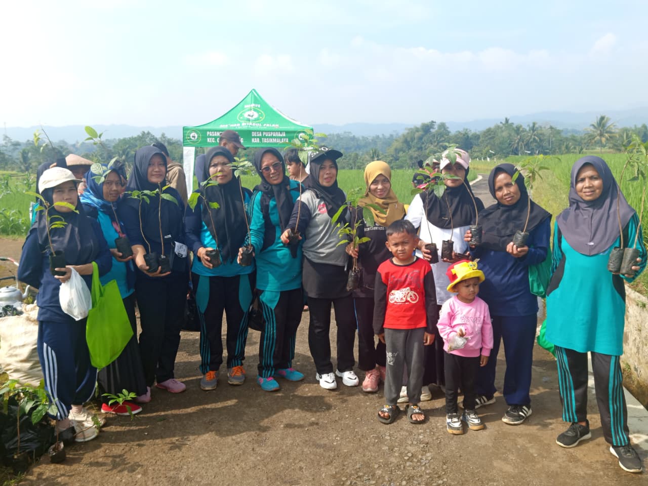 Komitmen Penghijauan, KPH Perhutani dan CDK VI Jabar Serahkan 120 Bibit Pohon