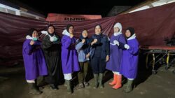 3 Hari di Zona Bencana Cisarua, Relawan PMI Kabupaten Tasik Lala Komala Mandikan 8 Jenazah Korban