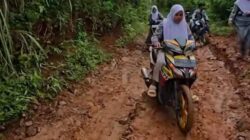 Jalan di Tasikmalaya Tak Tersentuh Aspal Sejak Zaman Soekarno