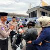 Satlantas Polres Tasikmalaya Bagi-bagi Takjil Gratis di Alun-alun Singaparna