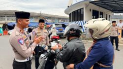 Satlantas Polres Tasikmalaya Bagi-bagi Takjil Gratis di Alun-alun Singaparna