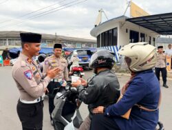 Satlantas Polres Tasikmalaya Bagi-bagi Takjil Gratis di Alun-alun Singaparna