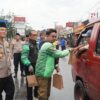 Polisi Gandeng Ojol Bagi-bagi Takjil di Tasikmalaya