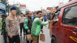 Polisi Gandeng Ojol Bagi-bagi Takjil di Tasikmalaya