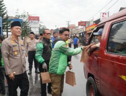 Polisi Gandeng Ojol Bagi-bagi Takjil di Tasikmalaya