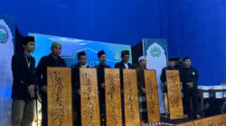 Sentuhan Seni di Bulan Suci, Mahasiswa KKNT Cipasung Hiasi 30 Masjid di Kiarajangkung dengan Kaligrafi Indah