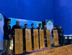 Sentuhan Seni di Bulan Suci, Mahasiswa KKNT Cipasung Hiasi 30 Masjid di Kiarajangkung dengan Kaligrafi Indah