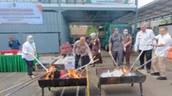 Kejari Ciamis Musnahkan Barang Bukti 107 Perkara: Sabu, Senjata Api, hingga Uang Palsu