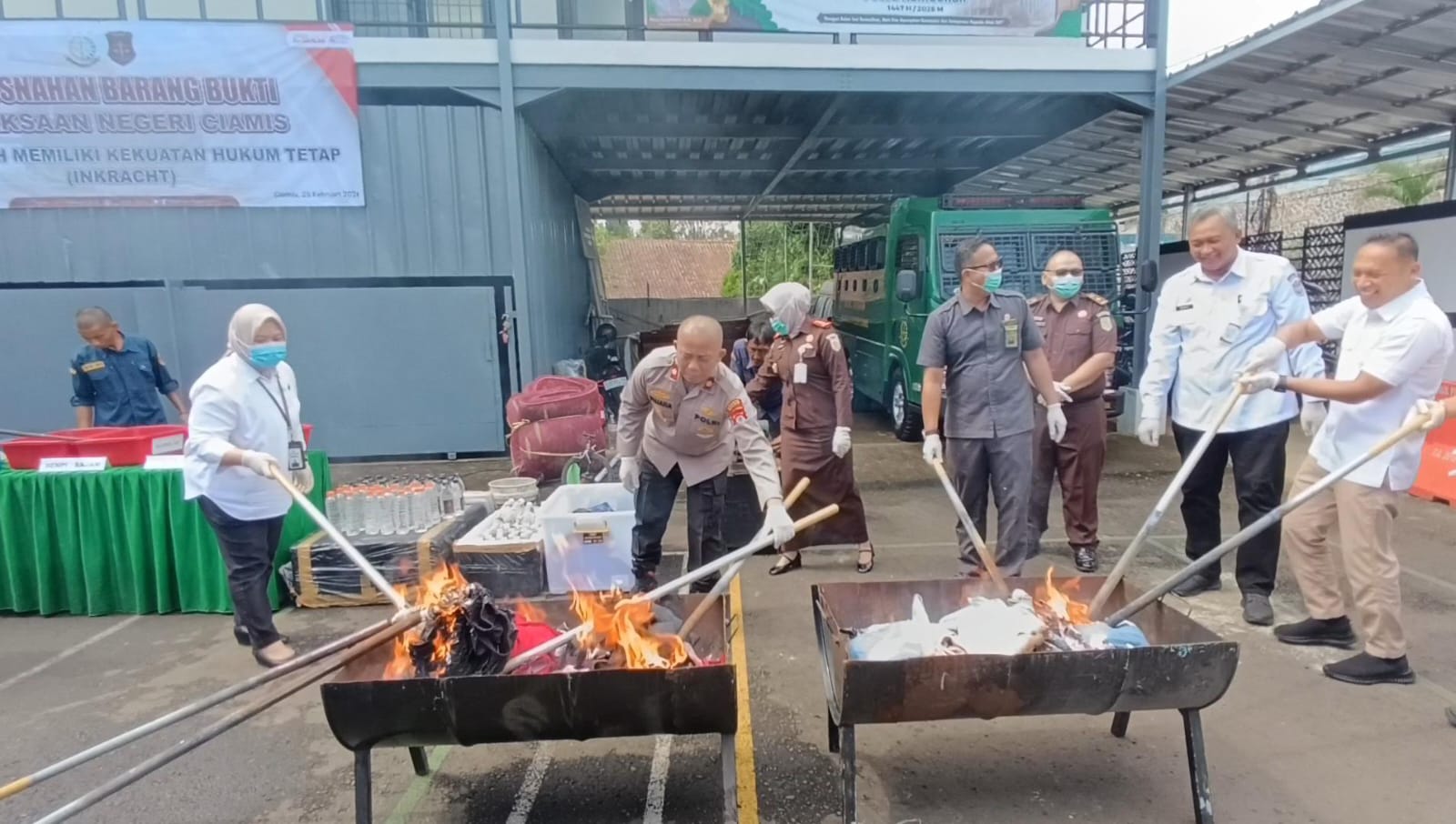 Kejari Ciamis Musnahkan Barang Bukti 107 Perkara: Sabu, Senjata Api, hingga Uang Palsu