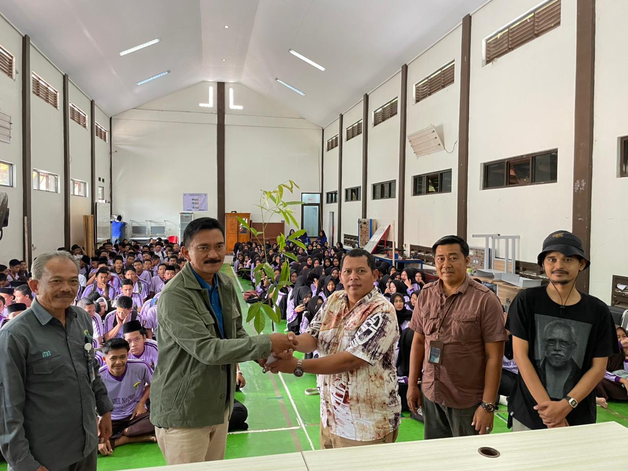 Dukung Pesantren Ekologi 2026, Perhutani KPH Tasikmalaya Tanam 50 Bibit Pohon di SMK Negeri Pancatengah