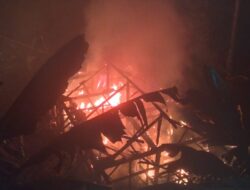 Diduga Akibat Kebocoran Gas, Rumah Panggung di Sal0pa Tasikmalaya Ludes Dilahap Si Jago Merah