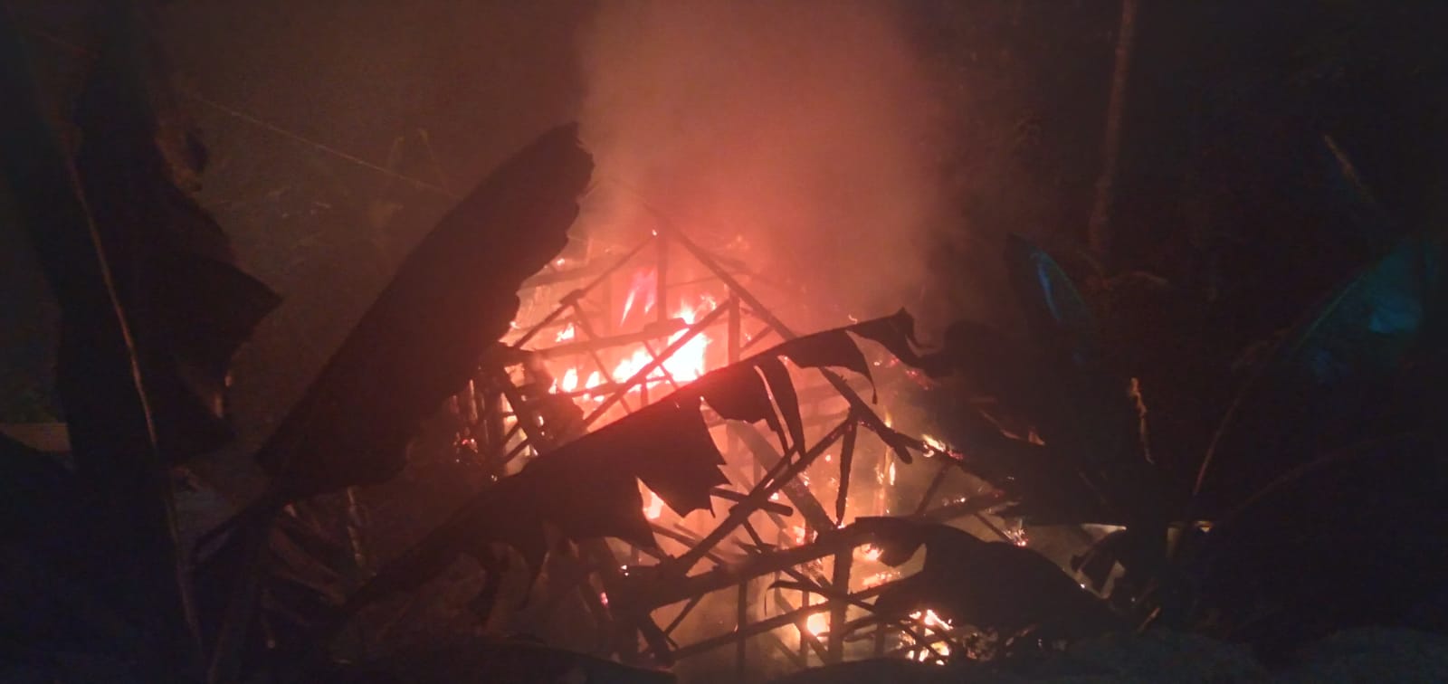 Diduga Akibat Kebocoran Gas, Rumah Panggung di Sal0pa Tasikmalaya Ludes Dilahap Si Jago Merah