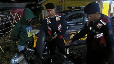 Polres Ciamis gerebek kost-kostan pengedar miras di Imbanagara saat Ramadan 1447 H. Puluhan botol miras disita