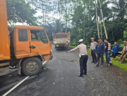 Truk Box Gagal Nanjak, Hampir Terbalik di Jalan Raya Tasik-Garut