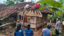 Dipicu Cuaca Ekstrim, Dua Rumah Tertimpa Pohon Tumbang di Tasikmalaya