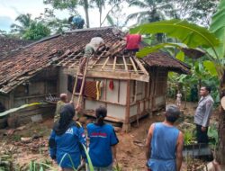 Dipicu Cuaca Ekstrim, Dua Rumah Tertimpa Pohon Tumbang di Tasikmalaya