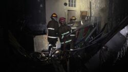 Dramatis! Petugas Dobrak Pintu Pakai Mobil Damkar Saat 1 Toko Kasur di Padayungan Tasikmalaya Terbakar