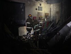 Dramatis! Petugas Dobrak Pintu Pakai Mobil Damkar Saat 1 Toko Kasur di Padayungan Tasikmalaya Terbakar