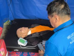 Pemudik Lansia Asal Bandung Lemas di Jalur Gentong, Polisi Sigap Evakuasi