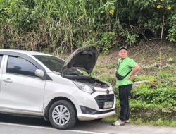 Bengkel Dadakan di Jalur Gentong Ketiban Untung, Perbaiki Mobil Mogok Pemudik