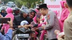 Polres Ciamis Bagikan 1.000 Paket Takjil kepada Masyarakat, Wujud Kepedulian Polri di Bulan Ramadhan.