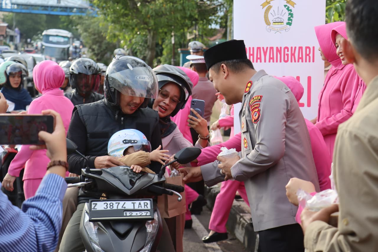Polres Ciamis Bagikan 1.000 Paket Takjil kepada Masyarakat, Wujud Kepedulian Polri di Bulan Ramadhan.