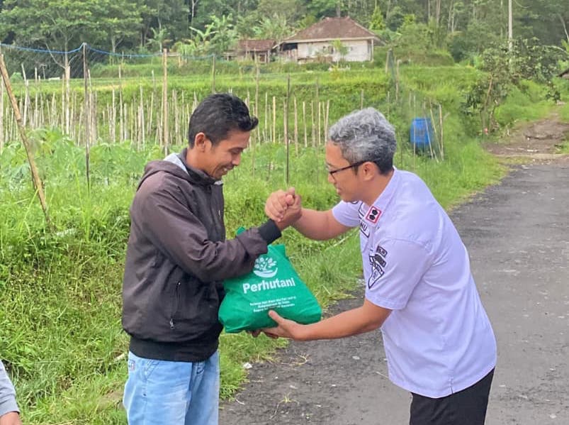 Perhutani KPH Tasikmalaya Salurkan 434 Paket Sembako untuk Mitra Kerja Sambut Idulfitri 1447 H