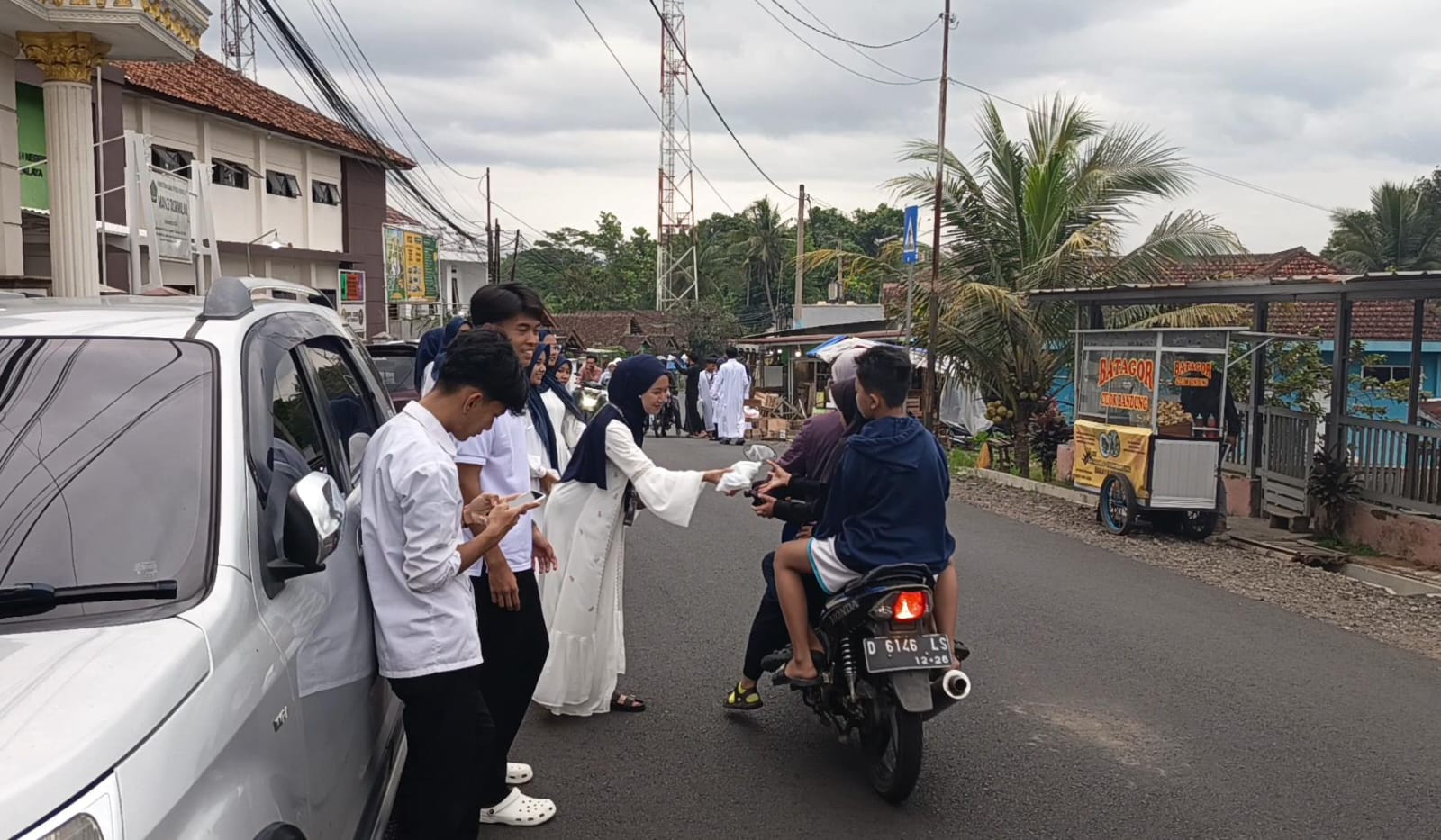 Gebyar Ramadan MAN 3 Tasikmalaya: Dari Khotmil Qur'an Pagi Hari hingga Bagi 300 Takjil Bagi Pengguna Jalan