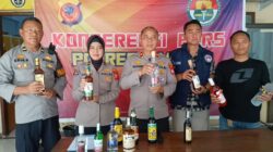 Polisi Bongkar Peredaran Miras Ilegal di Cikoneng, Tiga Orang Diamankan