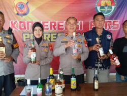 Polisi Bongkar Peredaran Miras Ilegal di Cikoneng, Tiga Orang Diamankan