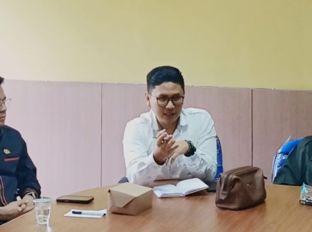 MENDORONG. Anggota Komisi III DPRD Kabupaten Tasikmalaya Luthfi Hizba Rusydia saat rapat kerja membahas LKPj Pemkab Tasikmalaya tahun 2025 bersama Dinas PUPR di Ruang Rapat Kerja Komisi III DPRD Kabupaten Tasikmalaya, Kamis (9/4/2026).