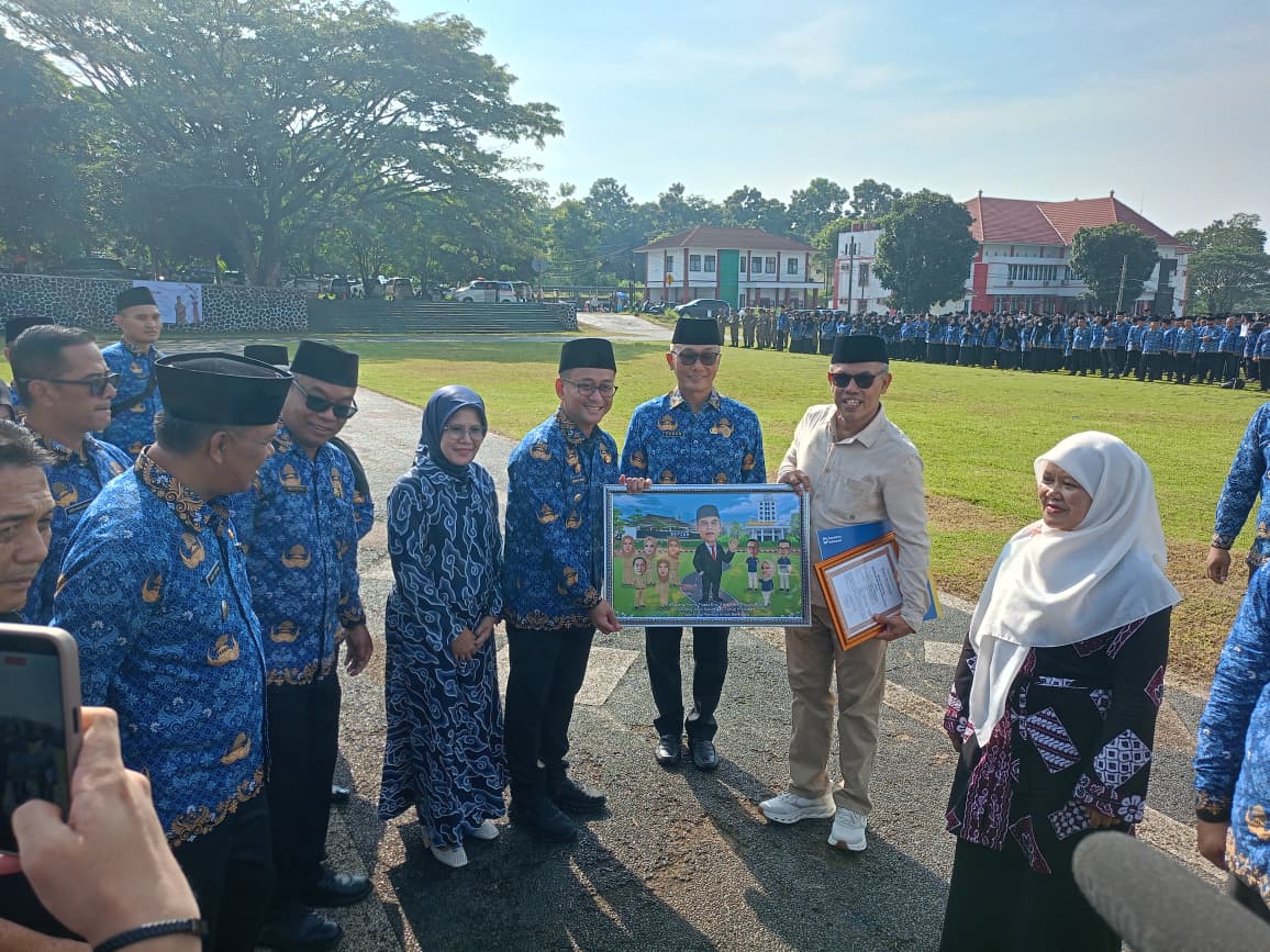 Dihadiri Kepala BKN RI, Pemkab Tasikmalaya Lepas 57 ASN Purnabakti Termasuk Kepala BKPSDM