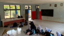 Siswa SMPN 1 Bantarkalong Terpaksa Belajar di Ruangan Darurat