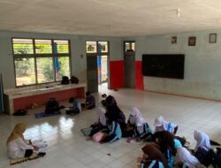 Siswa SMPN 1 Bantarkalong Terpaksa Belajar di Ruangan Darurat