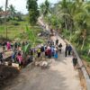 Emak-emak Desa Parungponteng Kompak Gotong Royong Bangun Jalan Bersama Satgas TMMD