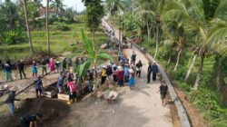 Emak-emak Desa Parungponteng Kompak Gotong Royong Bangun Jalan Bersama Satgas TMMD