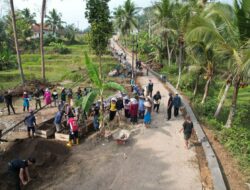 Emak-emak Desa Parungponteng Kompak Gotong Royong Bangun Jalan Bersama Satgas TMMD